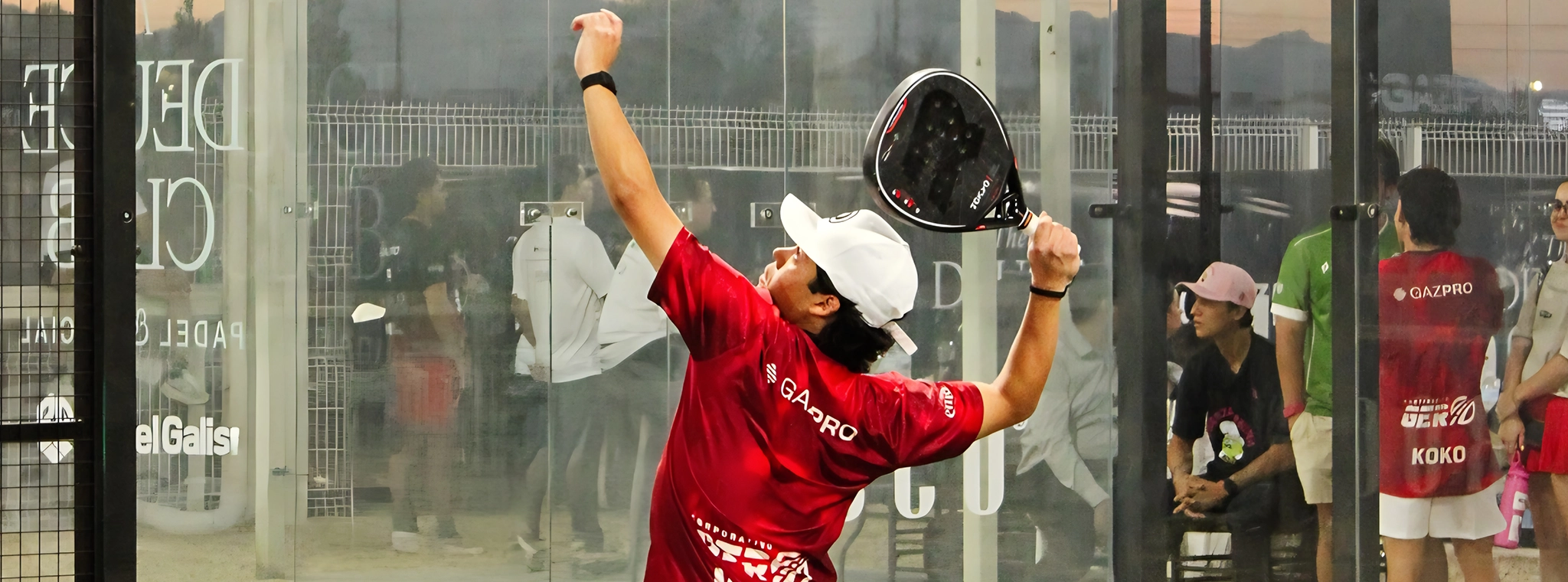 Hombre practicando padel